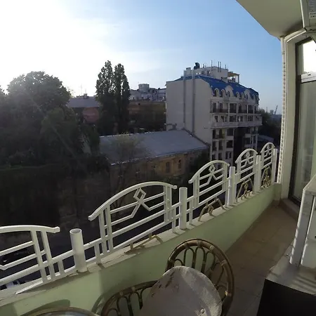 Gate Apartment *